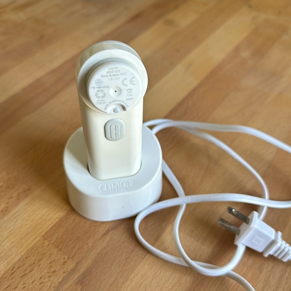 Clinique Sonic System Purifying Cleansing Facial Brush